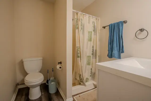 Second bath, walk-in shower, 1522 Burcham Dr, East Lansing student rental