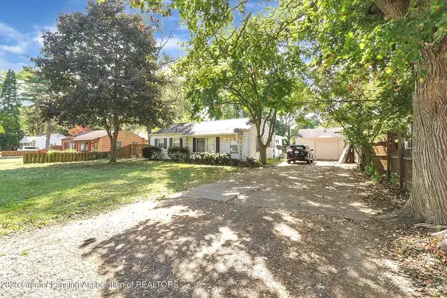 Driveway and garage, 1542 Ann Street, East Lansing student rental