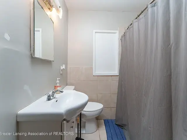 Bathroom, 646 N Hagadorn, East Lansing student rental