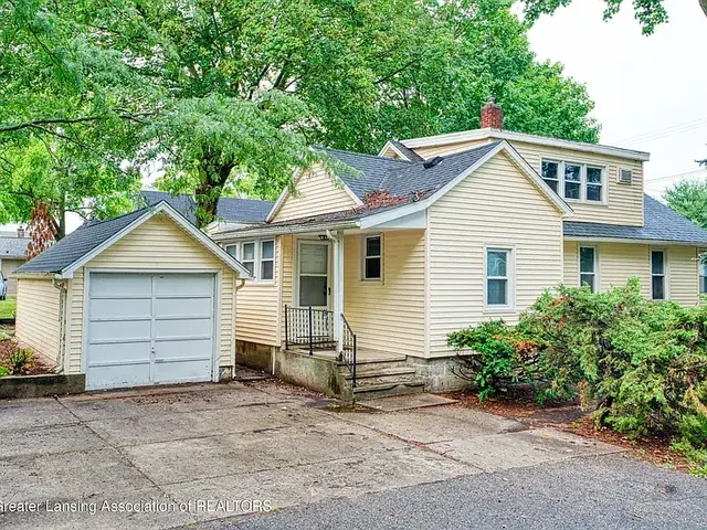 Driveway and detached garage, 646 N Hagadorn, East Lansing student rental