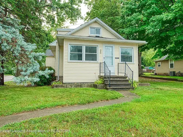 Front entry, 646 N Hagadorn, East Lansing student rental