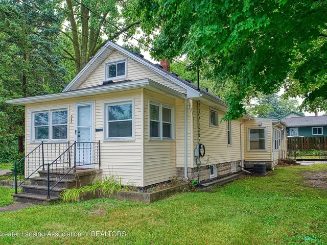 646 N Hagadorn, student house for rent in East Lansing near MSU