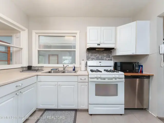 Kitchen, 646 N Hagadorn, East Lansing student rental
