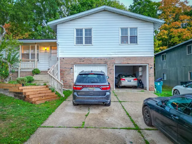 Front of the house, garage parking, 1522 Burcham Dr, East Lansing student rental